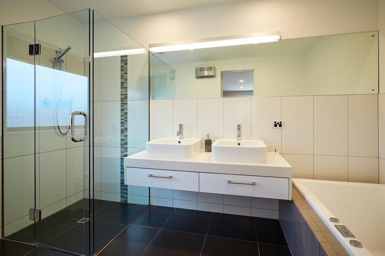 The Fairways Accommodation Kaikoura Exterior photo A modern bathroom