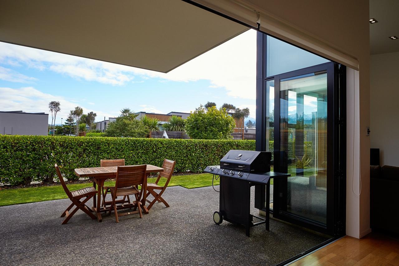 The Fairways Accommodation Kaikoura Exterior photo A residential patio in New Zealand